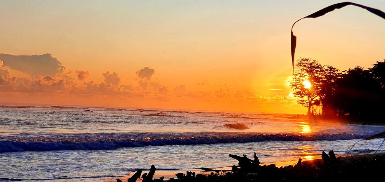 Amban Beach House Manokwari Buitenkant foto